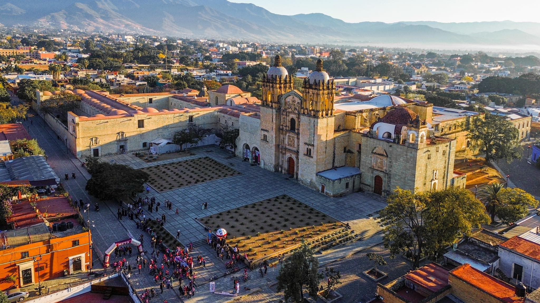 Celebración de Guelaguetza en Oaxaca con el Cerro del Fortín de fondo