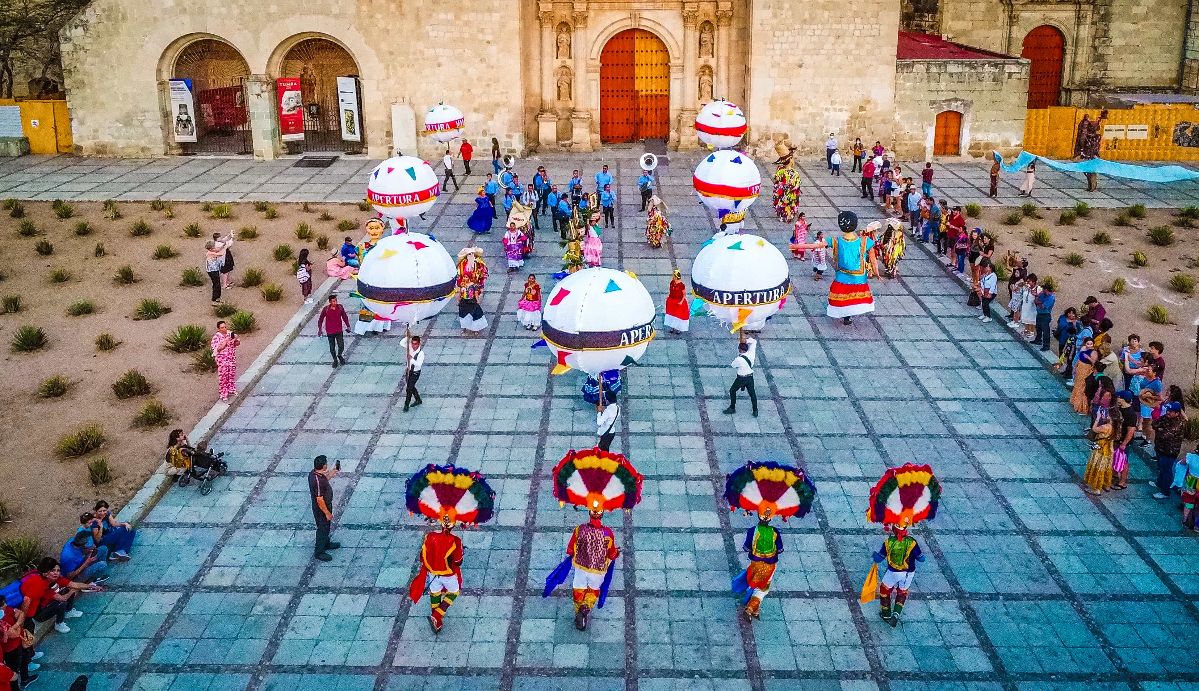 Celebración festiva con música, danza y colores vibrantes