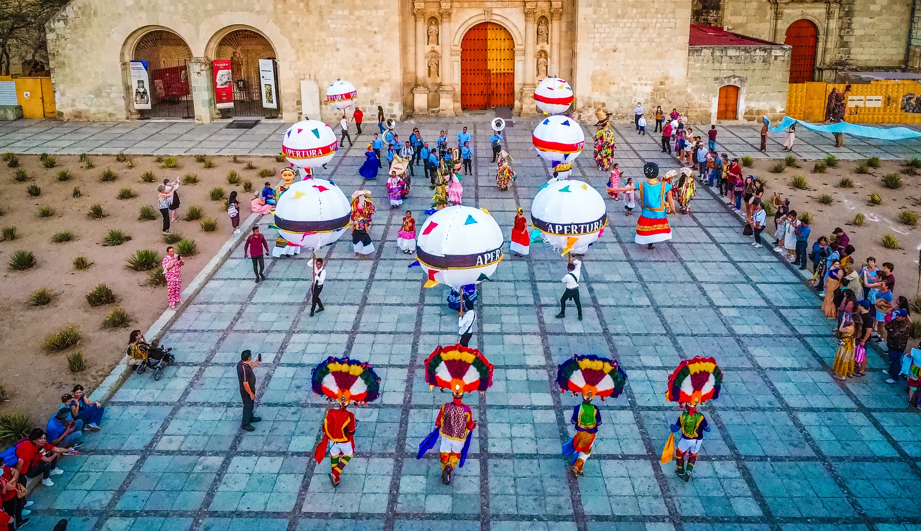 Celebración festiva con música, danza y colores vibrantes