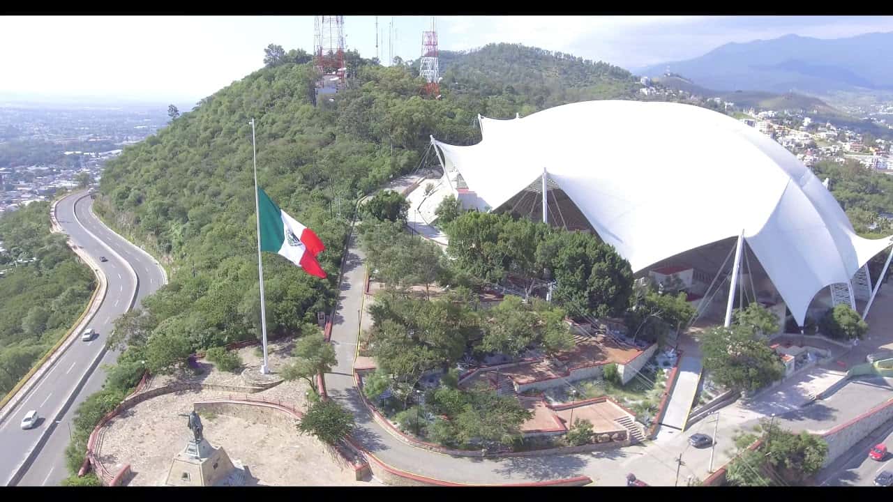 Celebración de la Guelaguetza en Oaxaca con danzantes tradicionales