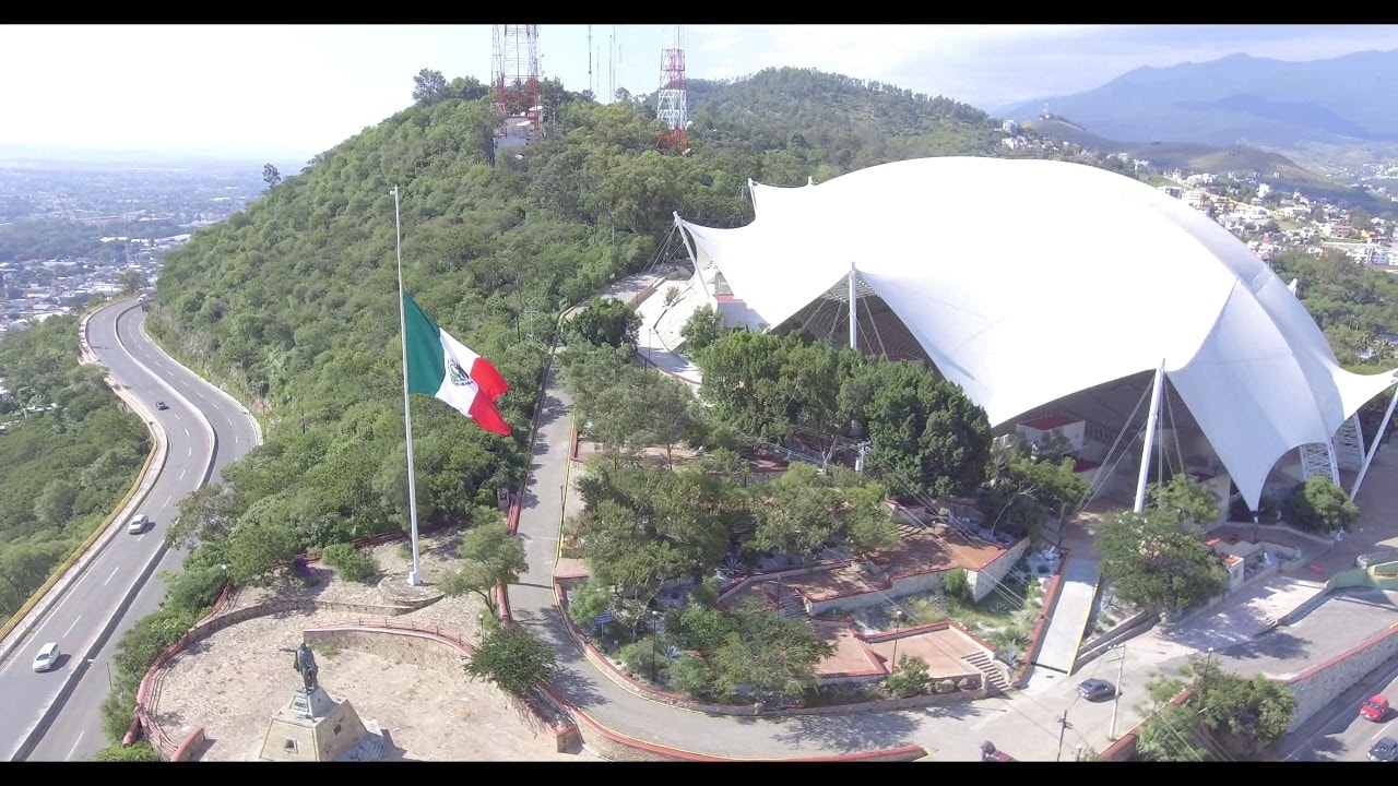 Celebración de la Guelaguetza en Oaxaca con danzantes tradicionales